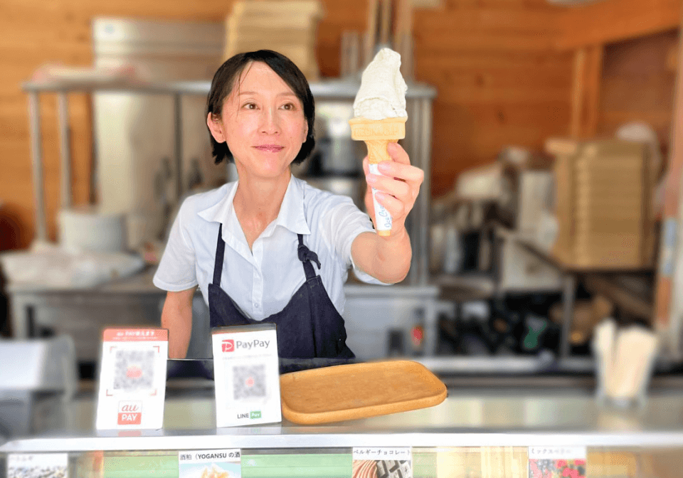 ソフトクリームを渡す女性社員