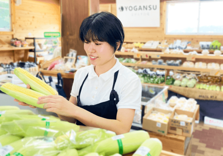 野菜売り場の女性社員