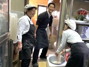 道の駅でレジや接客スタッフ