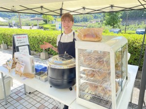 道の駅でお客さまの接客スタッフ
