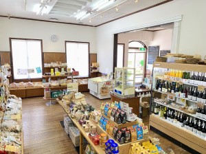 道の駅でお客さまの接客スタッフ