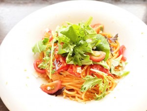 イタリアンレストランで調理、メニュー開発